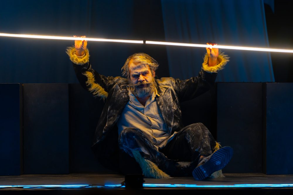 «Το Θείο Τραγί» του Γιάννη Σκαρίμπα τριγυρνά στην πόλη!