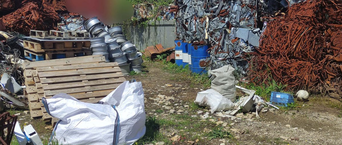 Θεσσαλονίκη: Ιδιοκτήτης επιχείρησης  έριχνε λάδια και επικίνδυνα απόβλητα στο έδαφος (ΦΩΤΟ)