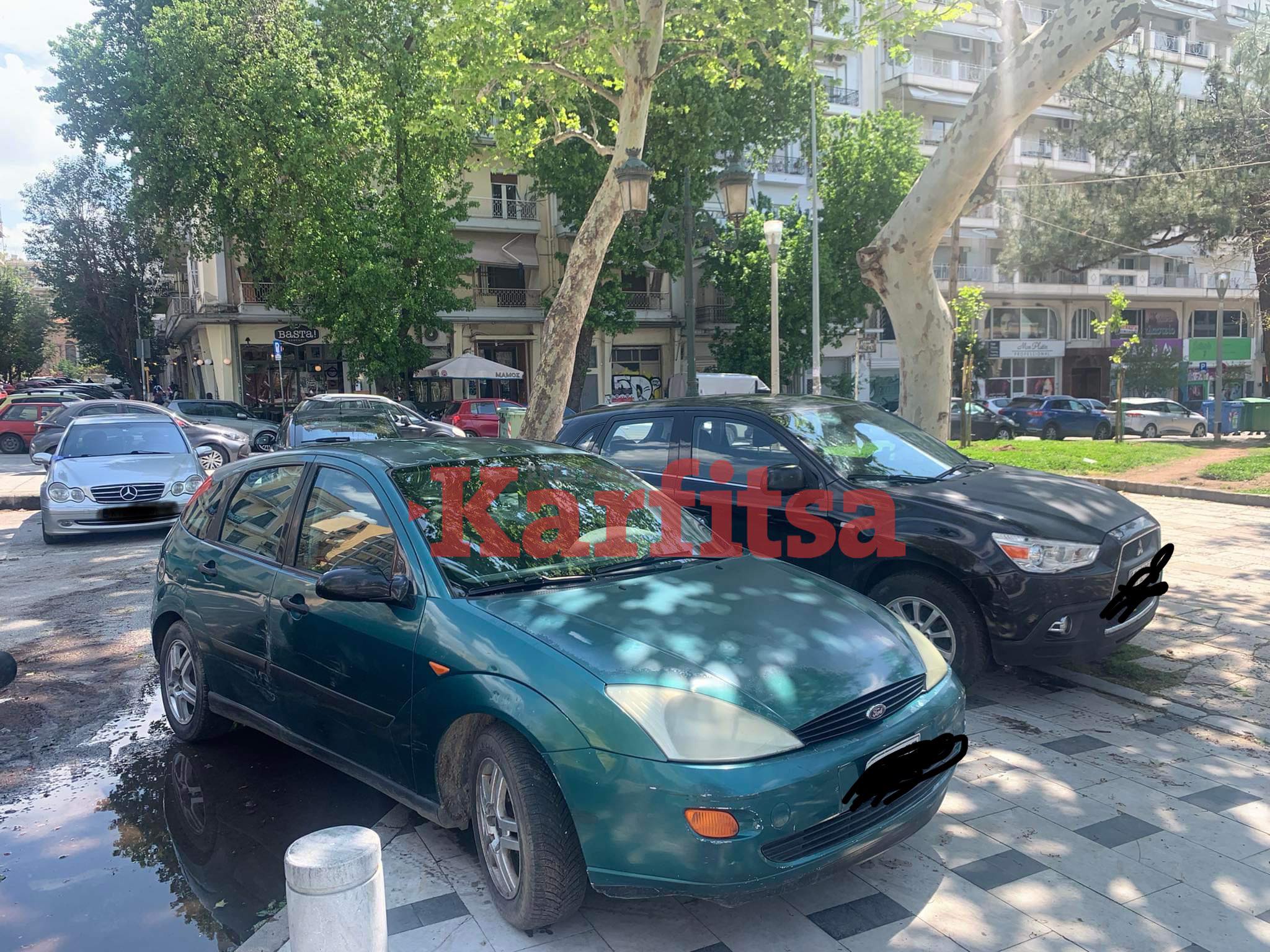 Θεσσαλονίκη: Πάρκινγκ…γούρνα στο κέντρο – Καβαλάνε τα πεζοδρόμια οδηγοί για να μην βραχούν (ΦΩΤΟ)