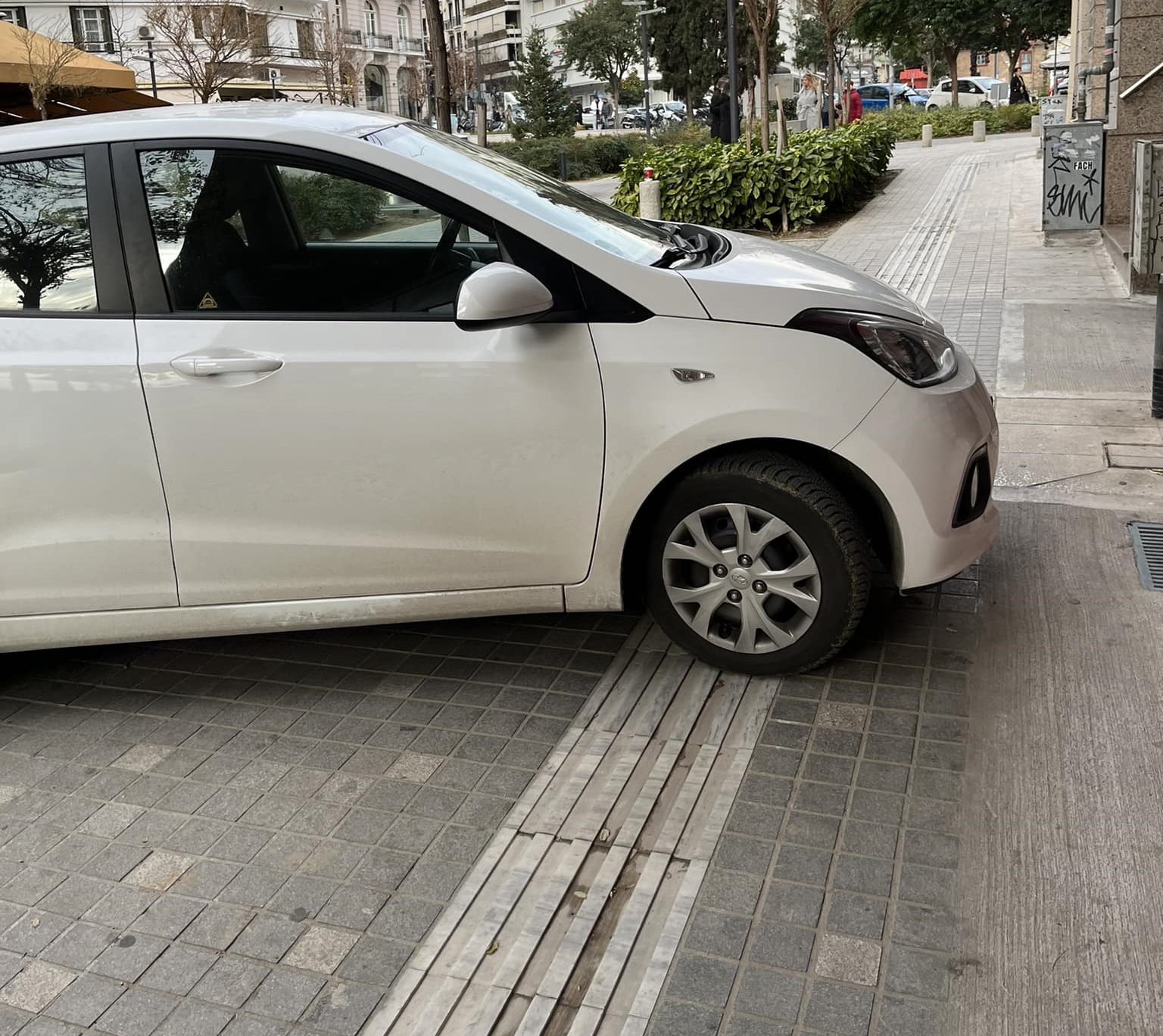 Θεσσαλονίκη: Παρκάρουν όπου βρουν – Πατάνε οδηγούς τυφλών! «κ. Ζέρβα δείξτε ευαισθησία στα ΑμεΑ» (ΦΩΤΟ)