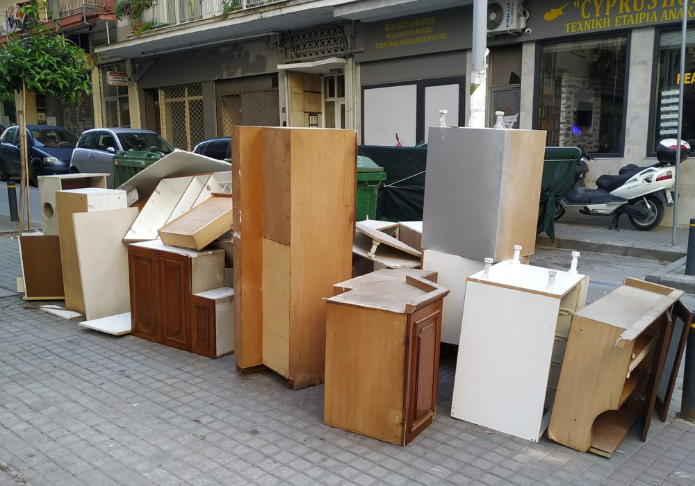 Θεσσαλονίκη: Πέταξαν στο δρόμο όλα τα έπιπλα της κουζίνας τους (ΦΩΤΟ)