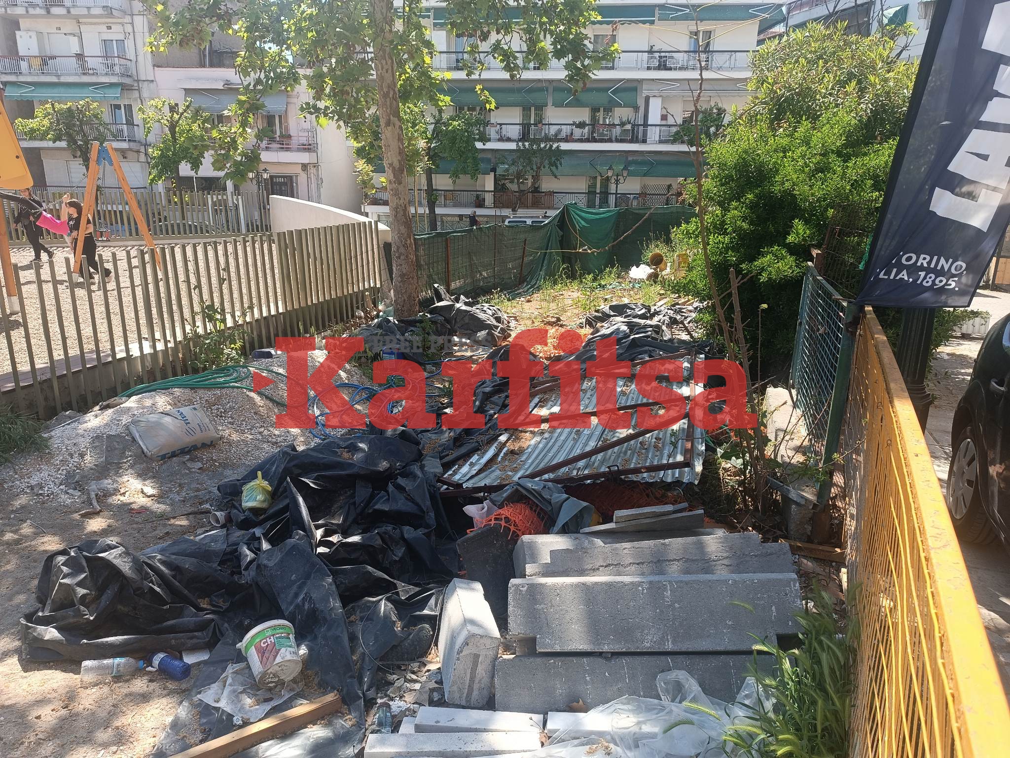 Νεάπολη: Παράτησαν σιδερόβεργες και τσιμέντα στο Πάρκο των Ρουμανικών (ΦΩΤΟ)