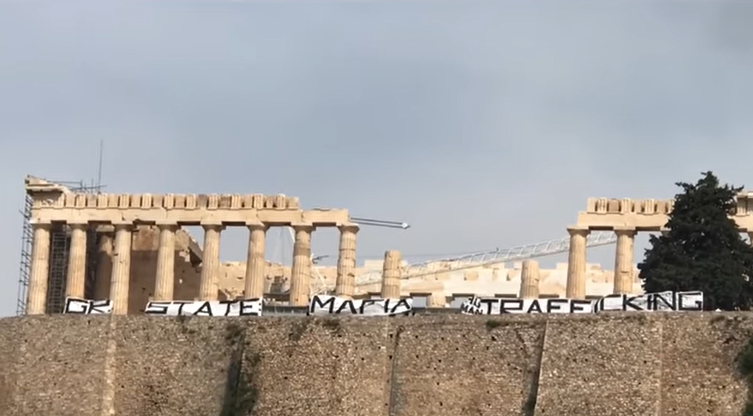 Μέλη της ομάδας «Μένουμε Ενεργοί» άνοιξαν πανό στην Ακρόπολη για τη 12χρονη από τον Κολωνό