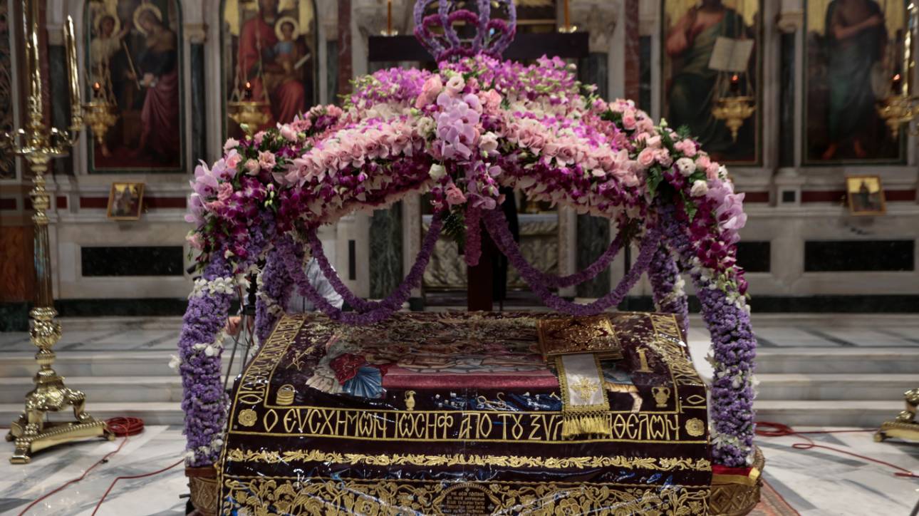 Επιτάφιος με 57 αγγελάκια για τα θύματα της τραγωδίας (ΦΩΤΟ)