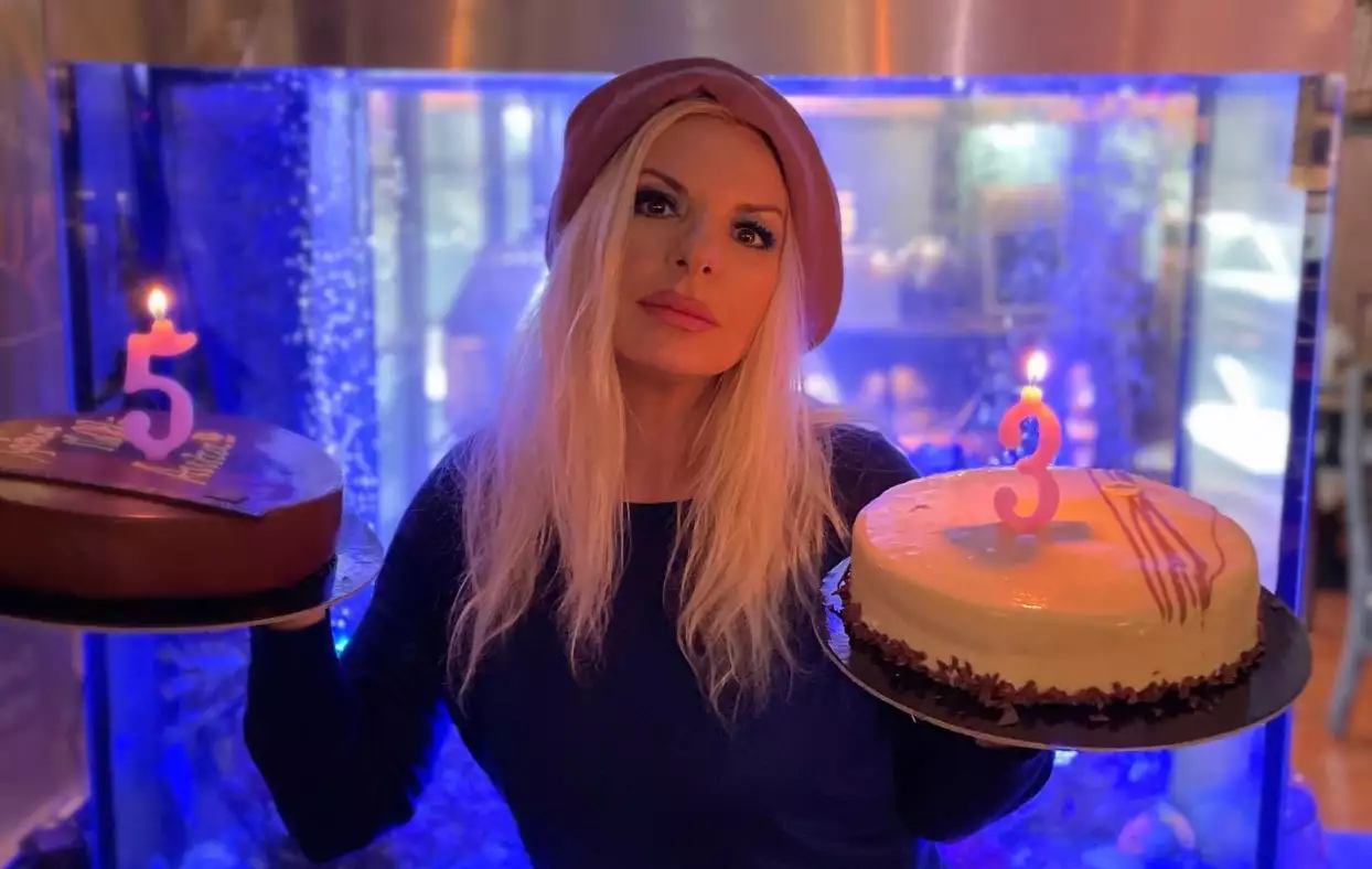 Η Αννίτα Πάνια γιορτάζει τα γενέθλια της – Η ΦΩΤΟ με τον γιο της και τον Καρβέλα