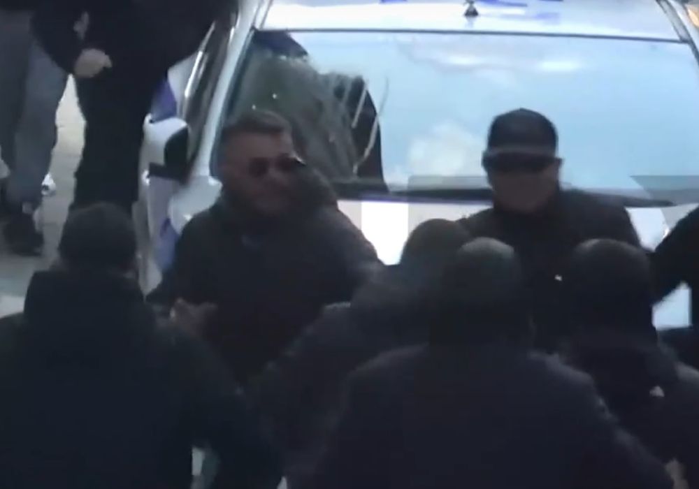 Προπηλακισμός στην προσαγωγή των συλληφθέντων στα Ιωάννινα – «Δολοφόνοι δε θα ξεχαστεί»