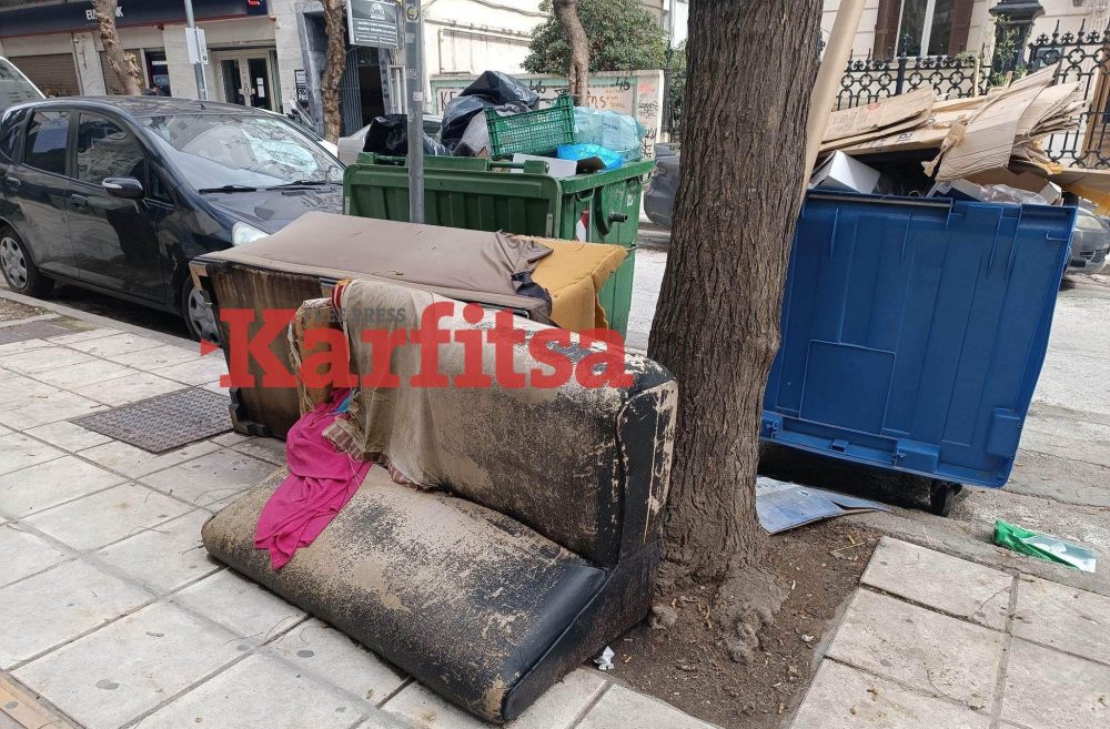 Θεσσαλονίκη: Πέταξαν καναπέδες στη μέση του πεζοδρομίου (ΦΩΤΟ)