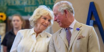 Βασιλιάς Κάρολος: Πόζαρε χαμογελαστός αγκαζέ με την Καμίλα στους κήπους του Μπάκιγχαμ για την επέτειο του γάμου του (ΦΩΤΟ)