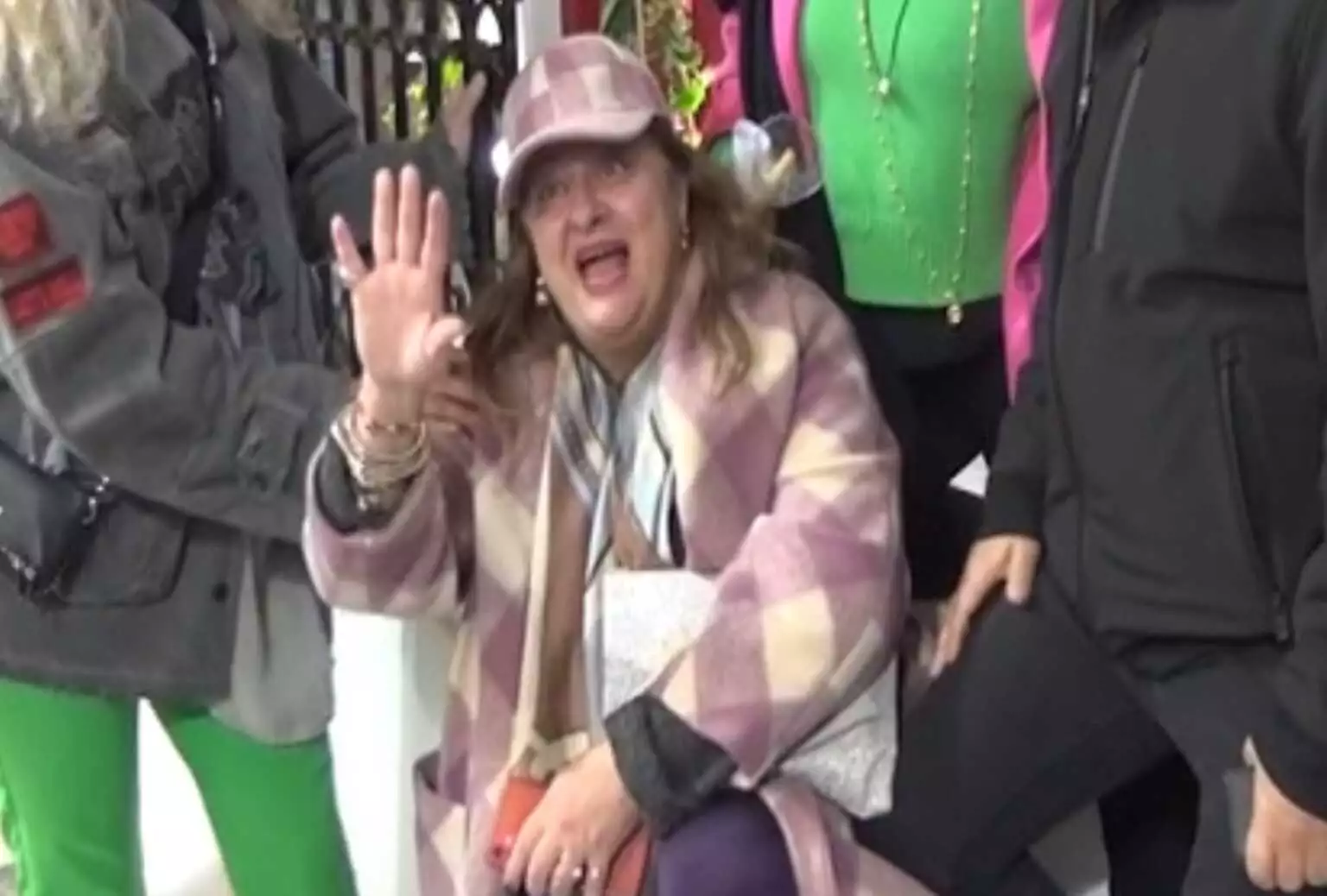 Ελισάβετ Κωνσταντινίδου: Ήθελε να περάσει απαρατήρητη στη Μύκονο αλλά δεν τα κατάφερε (Video)