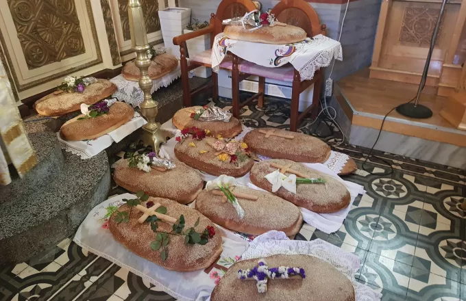 Το έθιμο των λαζαροκουλούρων αναβίωσε σήμερα στα Ανώγεια