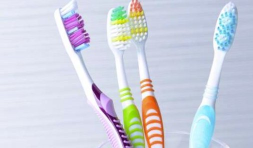 Άφθονοι οι ιοί στην οδοντόβουρτσα και την κεφαλή του ντους