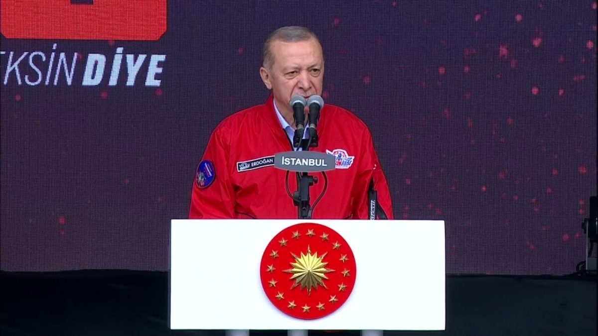 Με στολή πιλότου στην πρώτη δημόσια εμφάνιση μετά την περιπέτεια της υγείας του ο Ερντογάν (video)