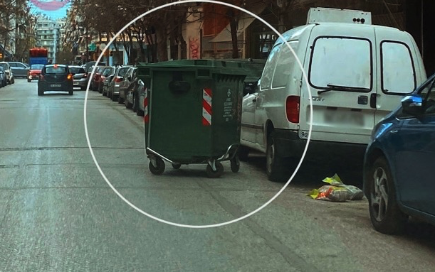 Θεσσαλονίκη: Έβγαλε κάδο για να βάλει το ΙΧ του και τον παράτησε στη μέση του δρόμου! (ΦΩΤΟ)