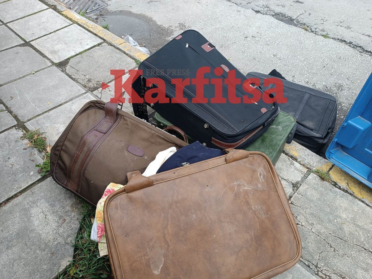 Εύοσμος: Πέταξαν βαλίτσες με ρούχα δίπλα από κάδους σκουπιδιών