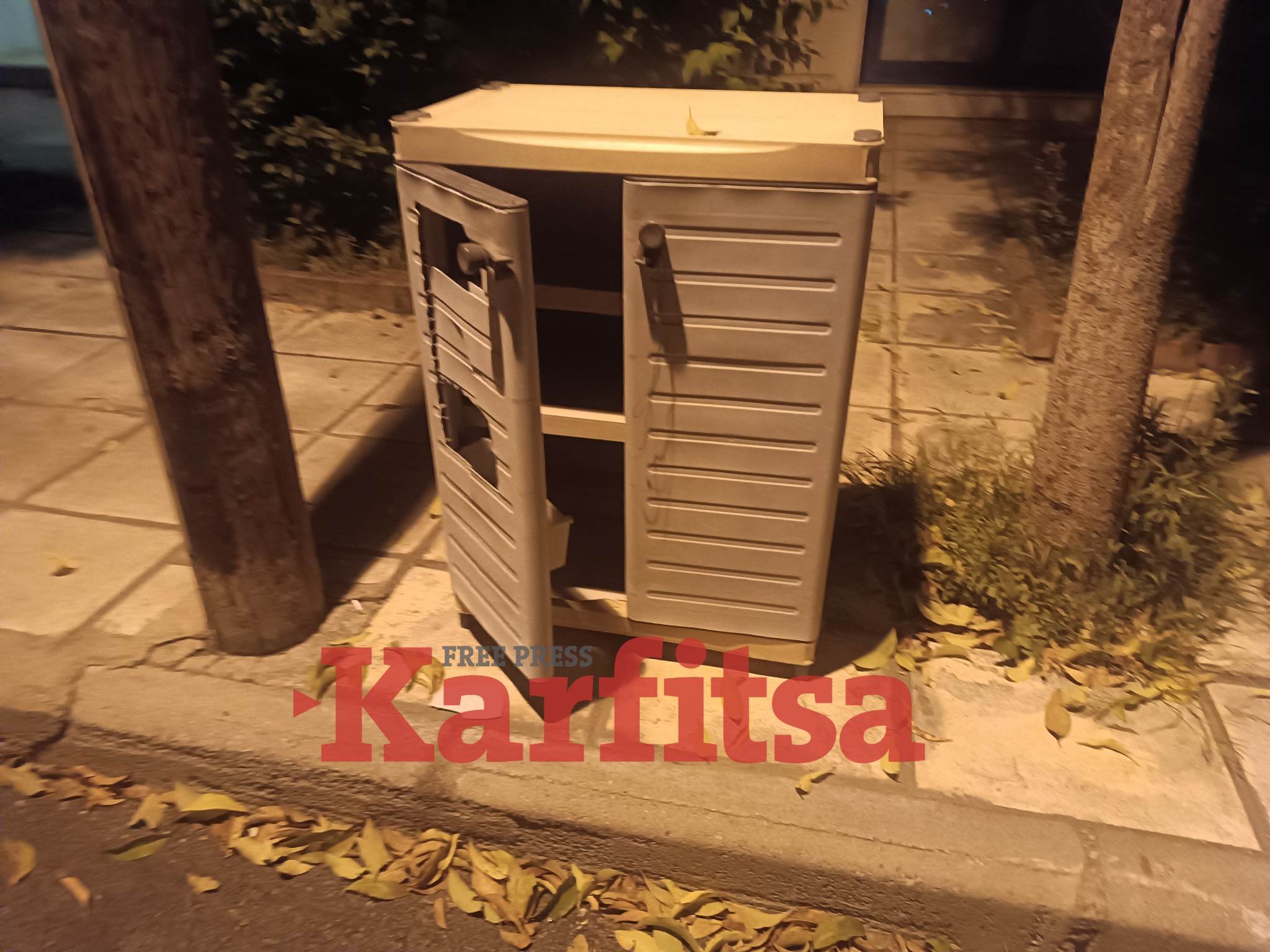 Τι άλλο θα δούμε – Παράτησαν ντουλάπα έξω από κάδο στον Εύοσμο