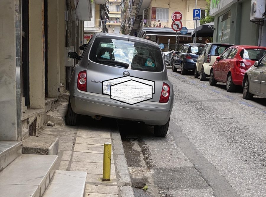Θεσσαλονίκη: Σταθμευμένα σε μια «σπιθαμή» πεζοδρόμιο – Άφαντος ο δήμος (ΦΩΤΟ)