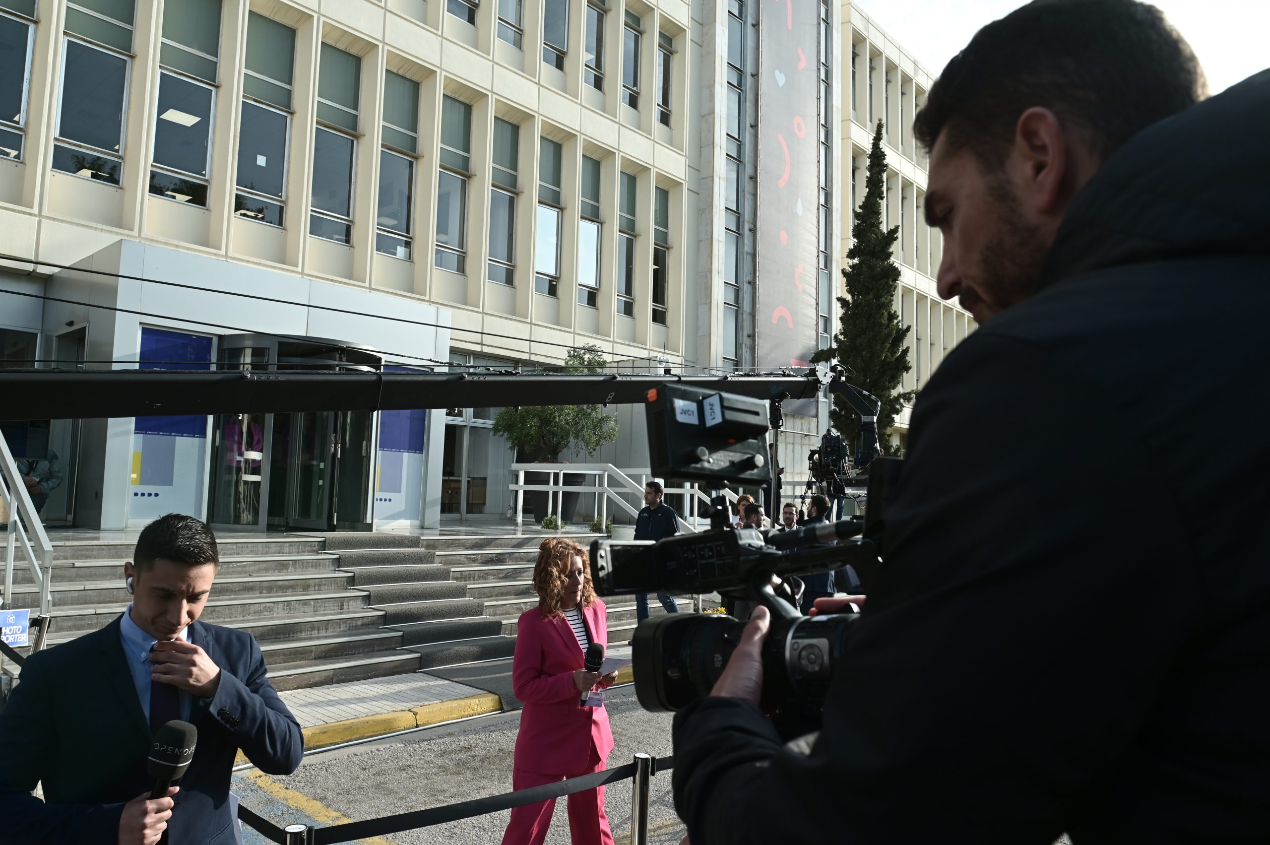 Ο πολιτικός αρχηγός που έκανε την έκπληξη και πήγε στο debate με γραβάτα!