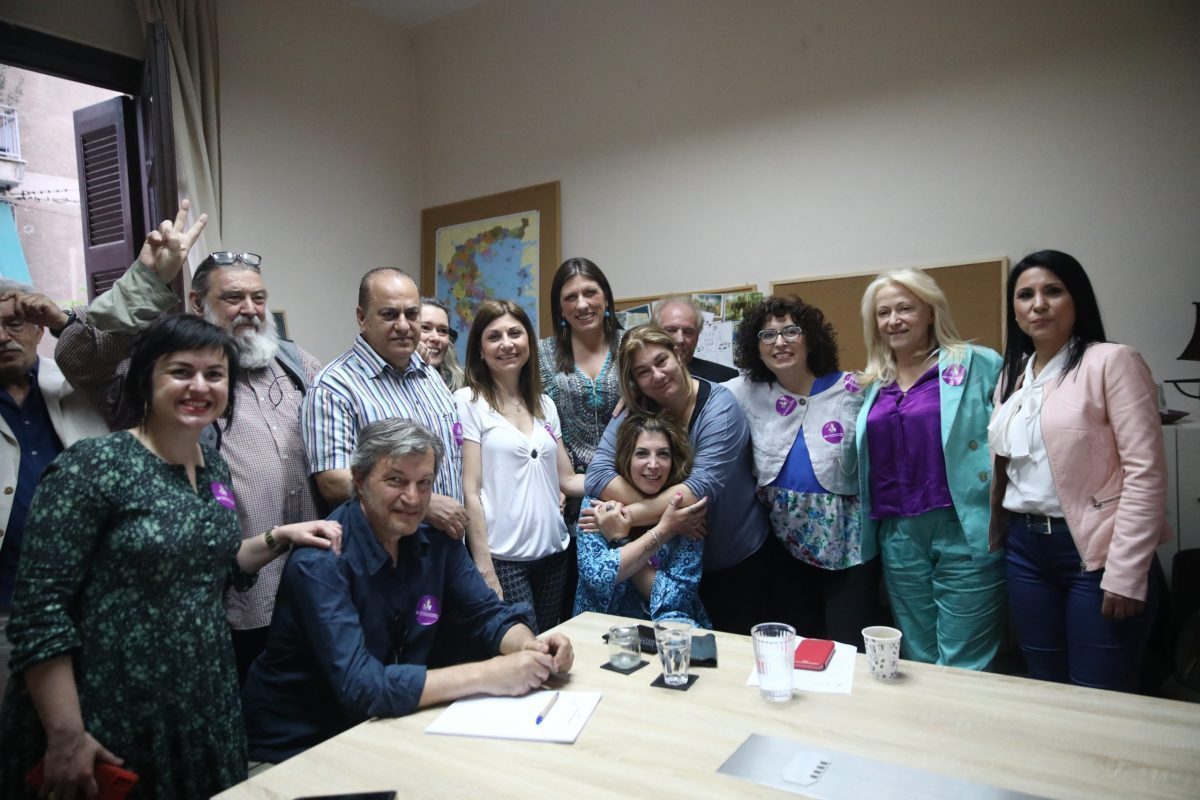 Πανηγυρισμοί στο «στρατόπεδο» της Ζωής Κωνσταντοπούλου (ΦΩΤΟ)