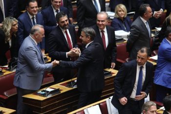 Βουλή: Θερμή υποδοχή στον Κυριάκο Μητσοτάκη από τους βουλευτές της ΝΔ