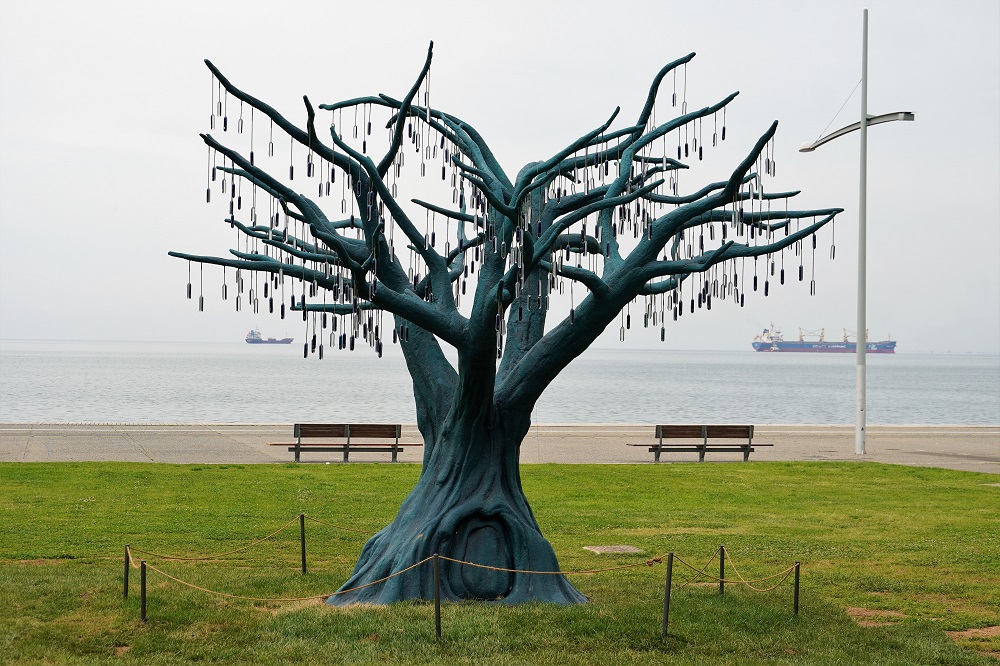 Θεσσαλονίκη: «Άνθισε» το φωτοβολταϊκό δέντρο στη Νέα Παραλία (ΦΩΤΟ)