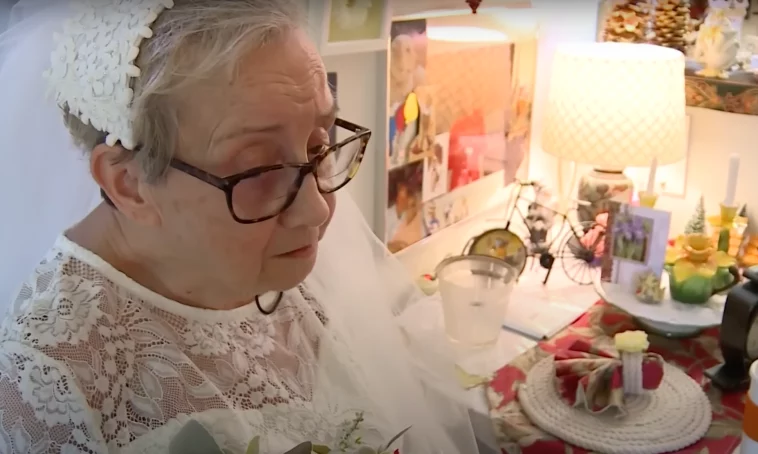 Συνταξιούχος παντρεύτηκε… τον εαυτό της (Video)