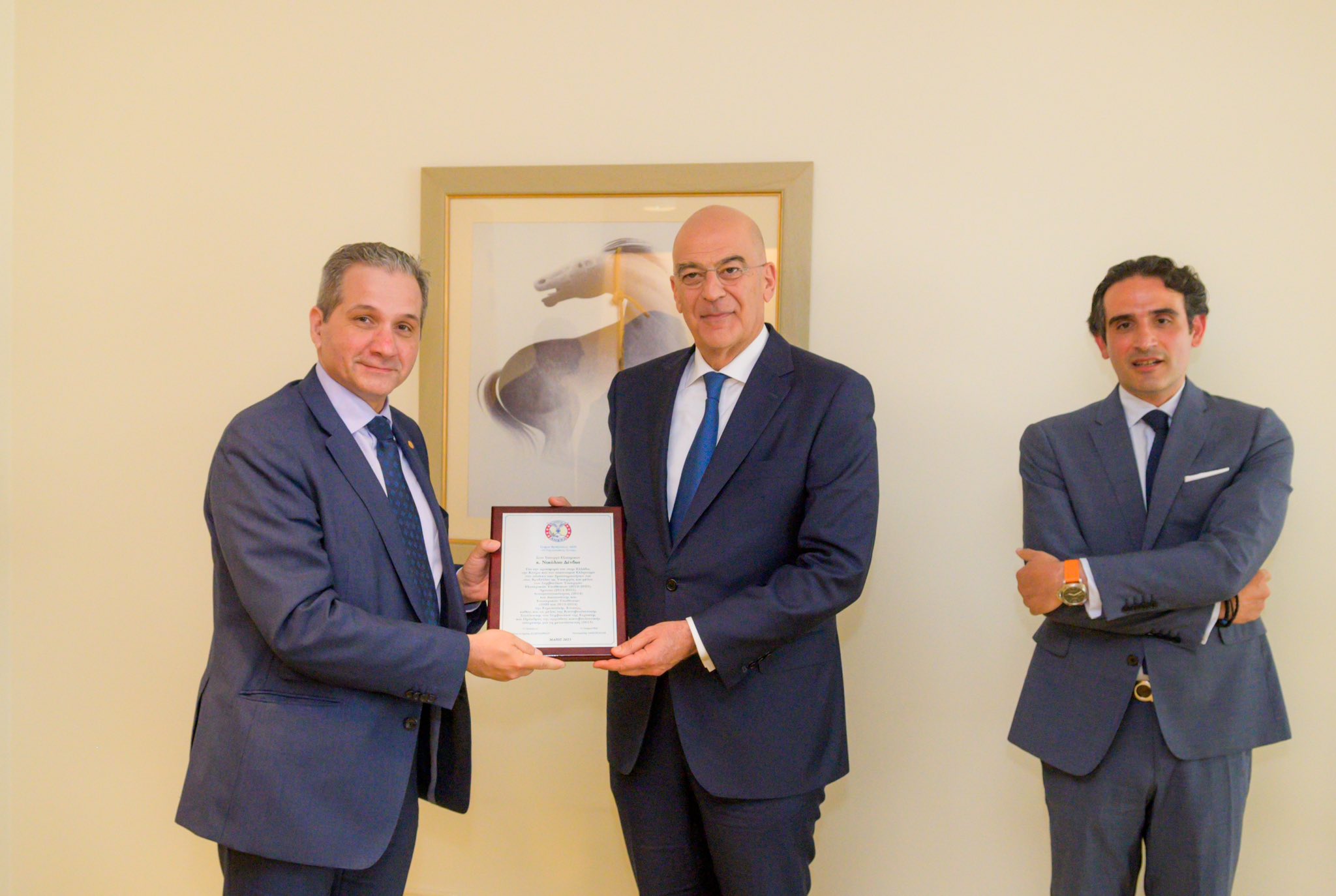 Η AHEPA Βρυξελλών απένειμε αναμνηστική πλακέτα στον Νίκο Δένδια