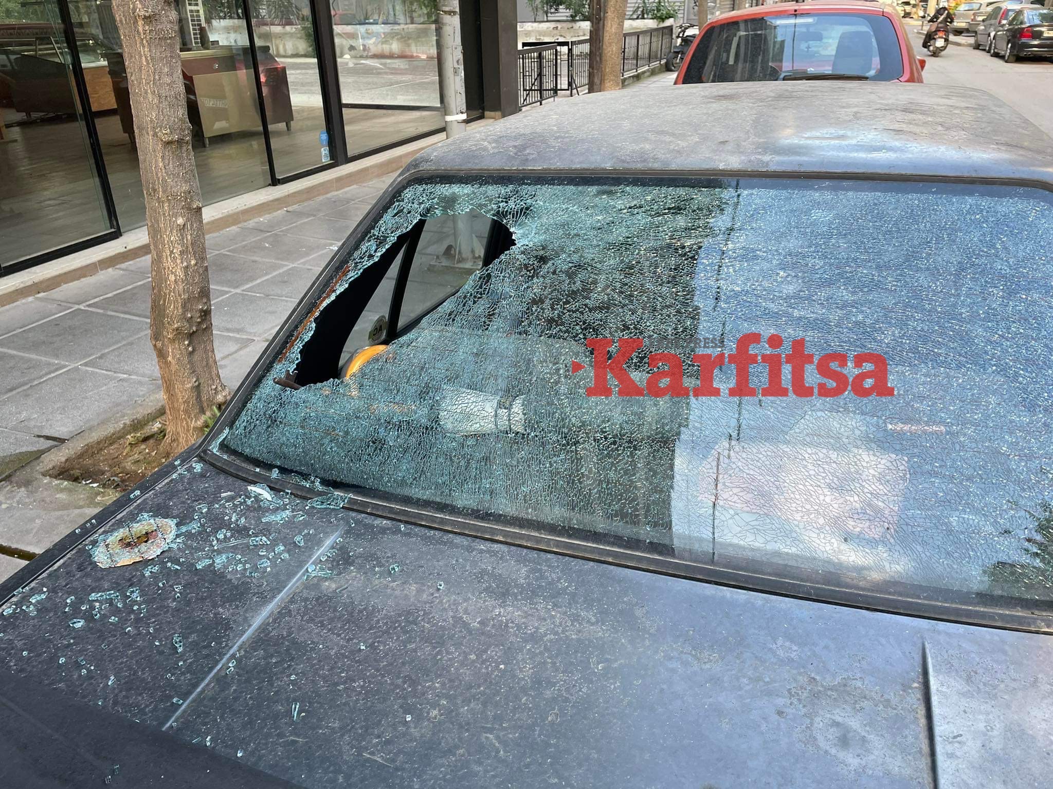 Θεσσαλονίκη: Πέταξε έπιπλα και… τηλεόραση από το μπαλκόνι -Φθορές σε ΙΧ (ΦΩΤΟ)