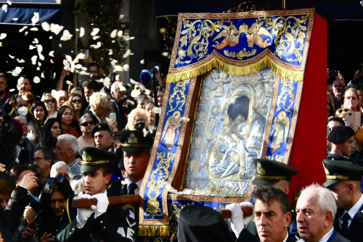 Στην Αθήνα η θαυματουργός εικόνα της Παναγίας του «Άξιον Εστί» – Ουρές για προσκύνημα