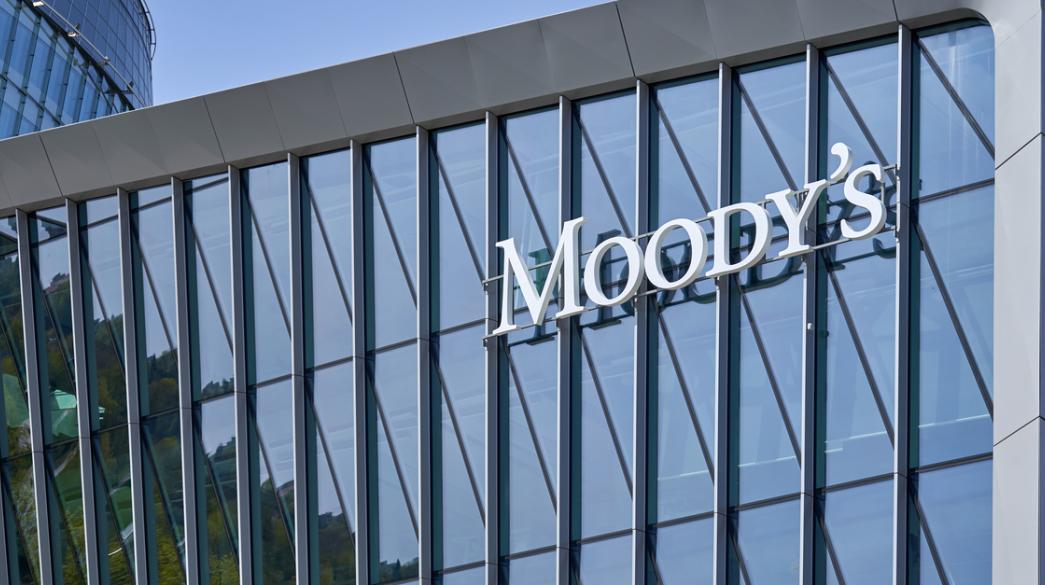 Moody’s: Θετική η εκλογή της ΝΔ – Προβλέπει από τις μεγαλύτερες μειώσεις χρέους παγκοσμίως
