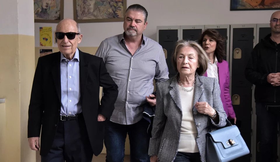 Ο Κ. Σημίτης ψήφισε σε εκλογικό κέντρο στο Κολωνάκι