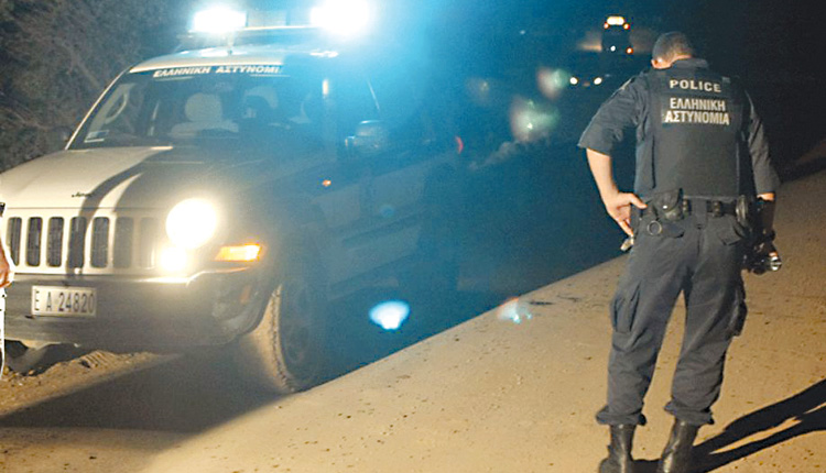 Πήγε να «πατήσει» με το αυτοκίνητό του αστυνομικό για να διαφύγει – Πυροβόλησαν δύο φορές στα λάστιχα