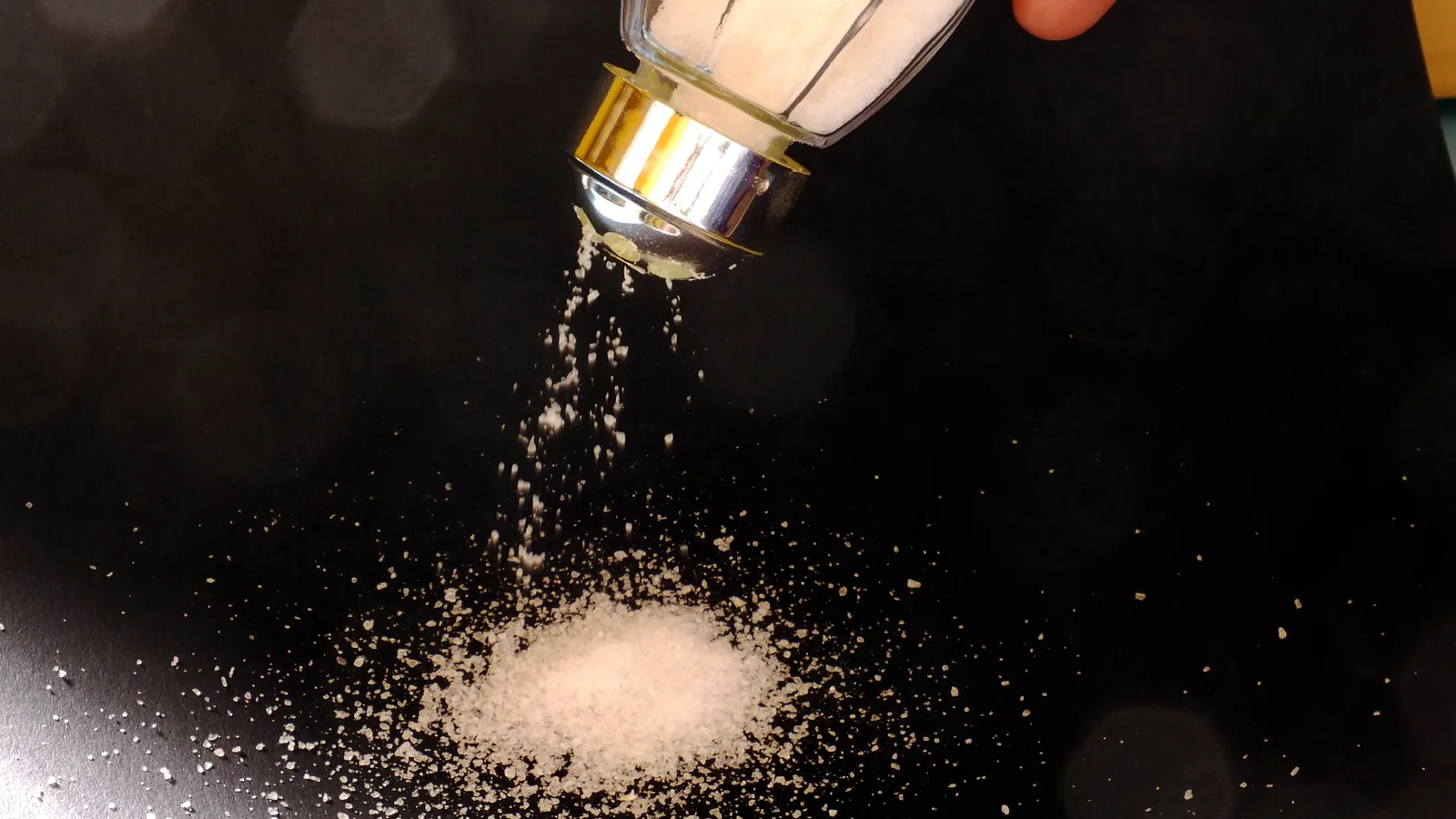 Γιατί υπάρχουν «δοντάκια» στον πάτο μιας αλατιέρας (ΒΙΝΤΕΟ)