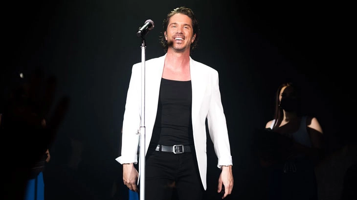 Ο Νίκος Οικονομόπουλος στο θέτρο Γης