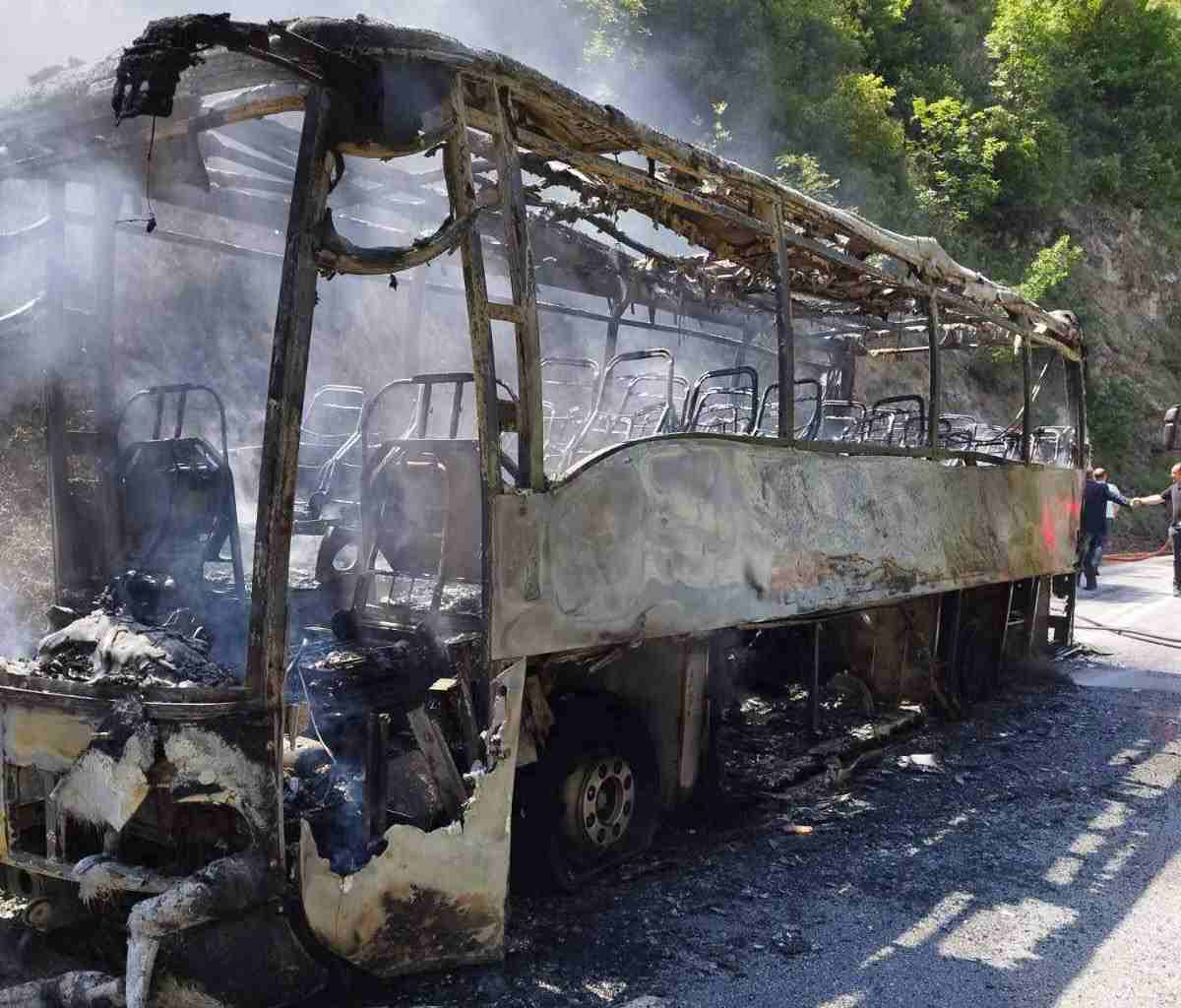 Σέρρες: Κάηκε ολοσχερώς λεωφορείο – Μετέφερε 30 Βούλγαρους τουρίστες (ΦΩΤΟ)