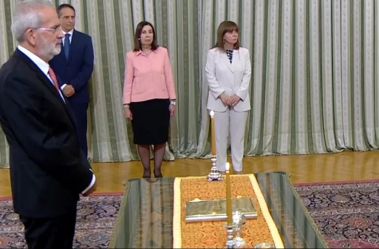 Στο Προεδρικό Μέγαρο ο Ιωάννης Σαρμάς ορκίζεται Πρωθυπουργός