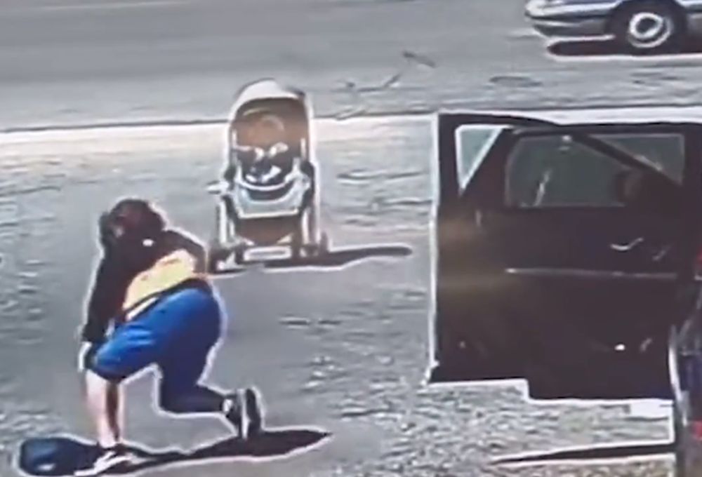 Έσωσε μωρό που βρισκόταν σε καρότσι που κυλούσε προς αυτοκινητόδρομο! (Video)