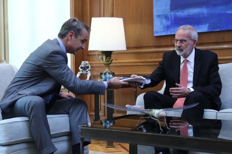 Τι έγραφε ο Κυριάκος Μητσοτάκης στον «μπλε φάκελο» που παρέδωσε στον υπηρεσιακό πρωθυπουργό