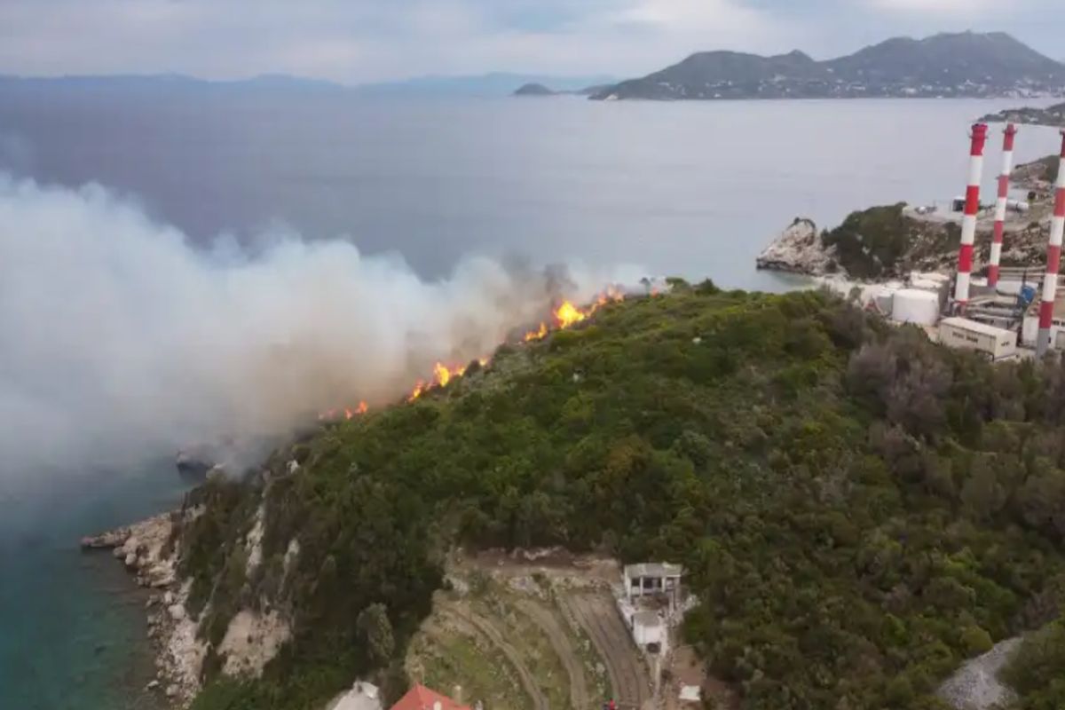 Σάμος: Φωτιά απείλησε τον σταθμό της ΔΕΗ – Σεισμός 3,1 Ρίχτερ κοντά στο Βαθύ (ΦΩΤΟ)