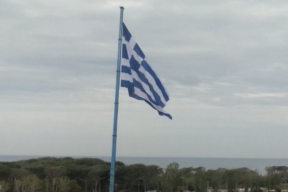 Αλεξανδρούπολη: Υψώθηκε η μεγαλύτερη ελληνική σημαία με επιφάνεια 618 τμ