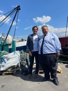 Η Εναλεία με την υποστήριξη του Οργανισμού Κεντρικών Αγορών και Αλιείας καθαρίζουν την θάλασσα και τις Ιχθυόσκαλες