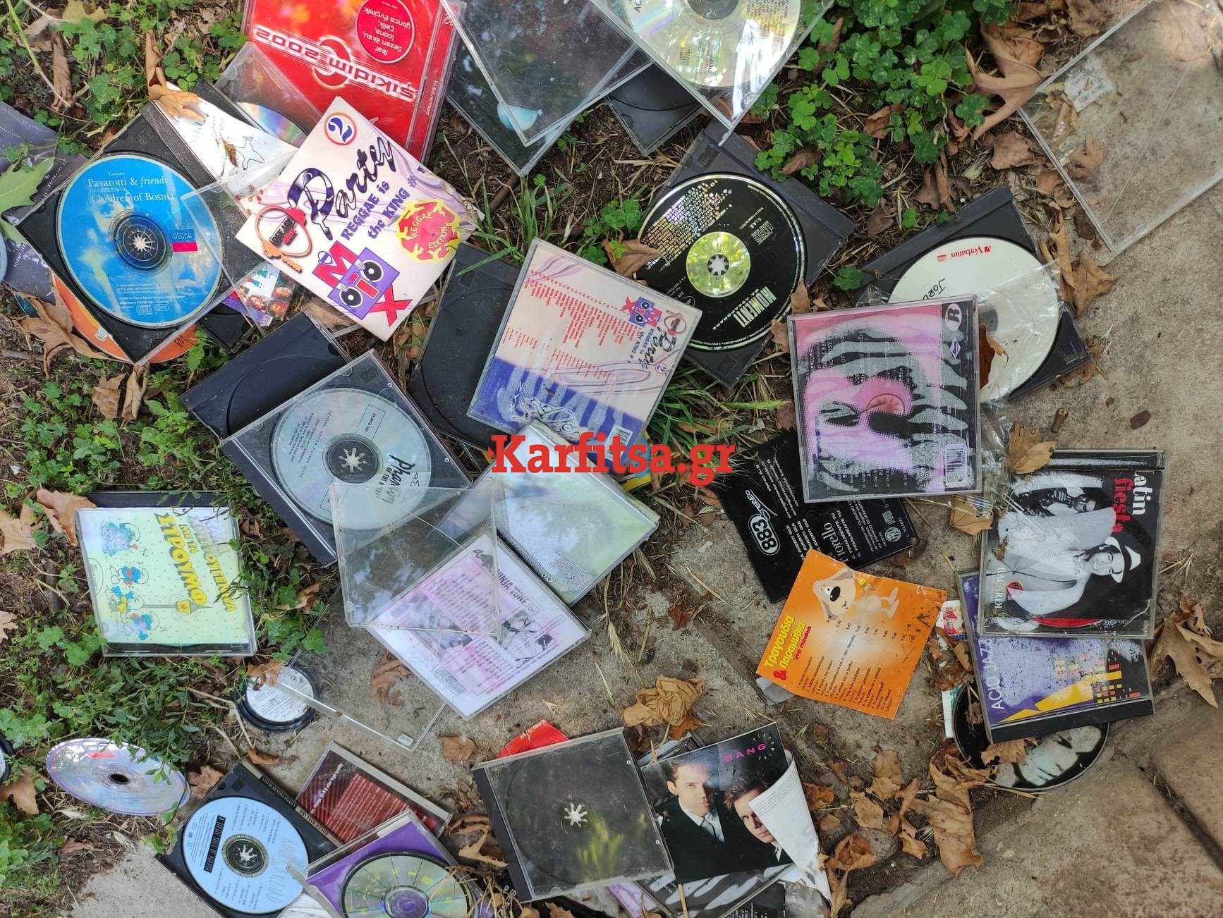 Θεσσαλονίκη: Πέταξε τα παλιά του CD στη μέση του πάρκου (ΦΩΤΟ)