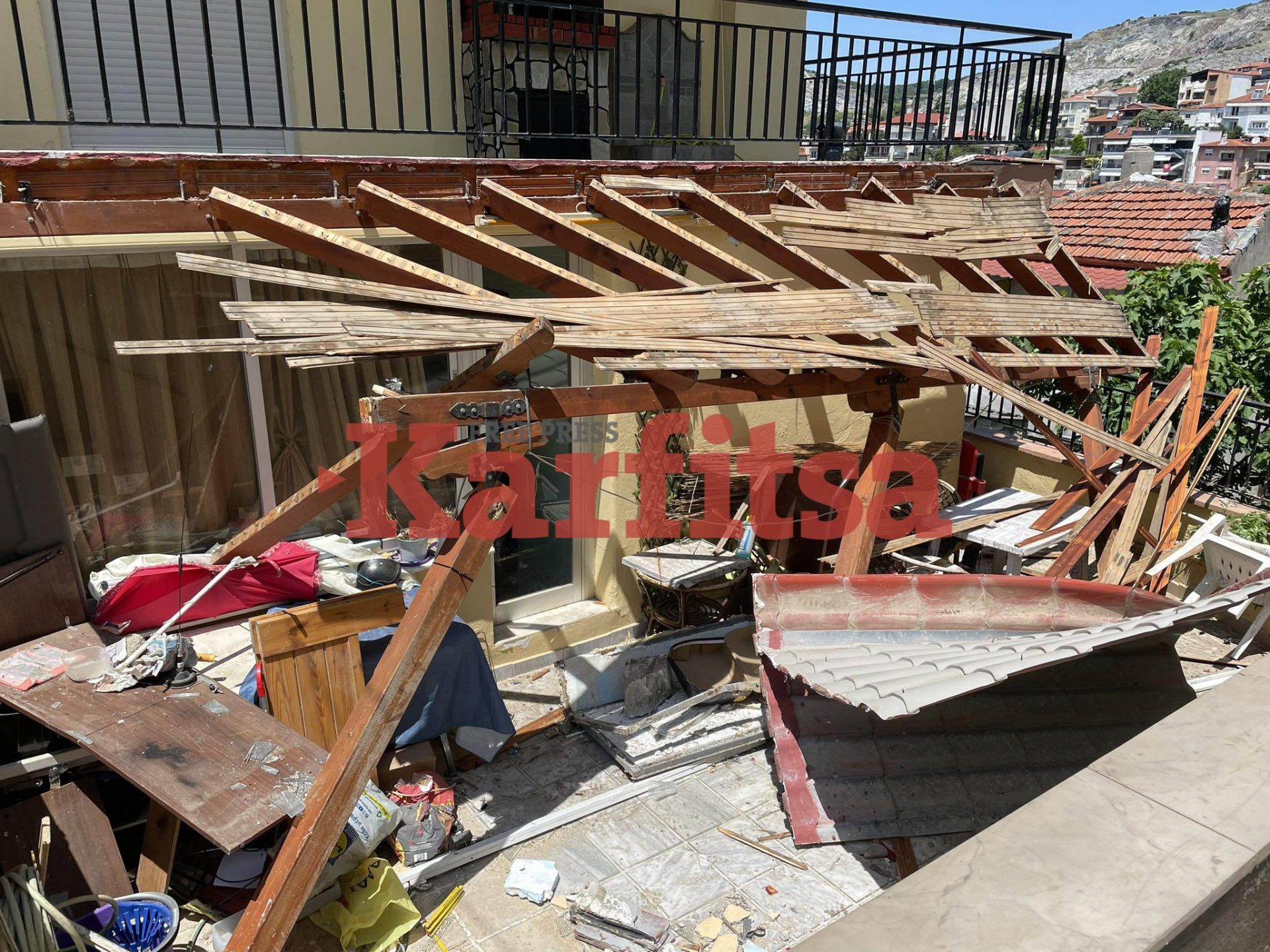 Θεσσαλονίκη: Παιδιά βρίσκονταν μέσα στο αυτοκίνητο που έπεσε σε αυλή στο Ασβεστοχώρι (ΦΩΤΟ)