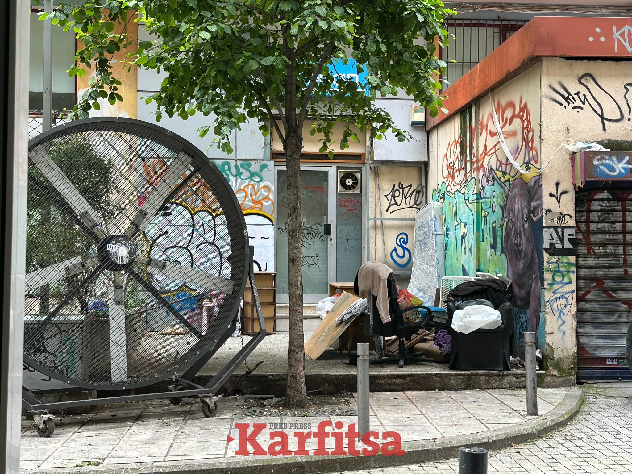 Θεσσαλονίκη: Ολόκληρο νοικοκυριό σε δρόμο στο κέντρο της πόλης!