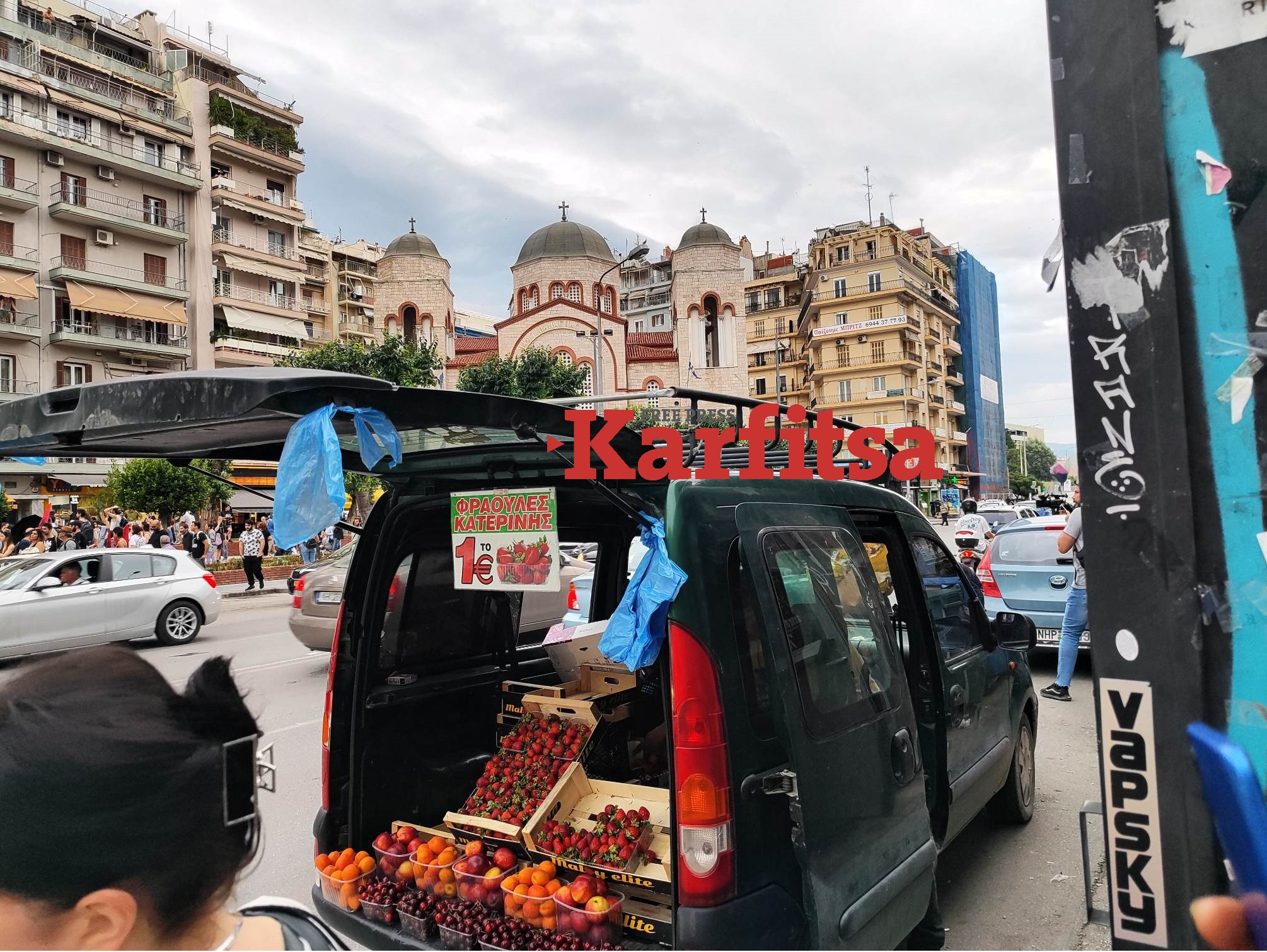 Θεσσαλονίκη: Σταμάτησε μπροστά στο φανάρι στην Καμάρα και πουλούσε φρούτα (ΦΩΤΟ)