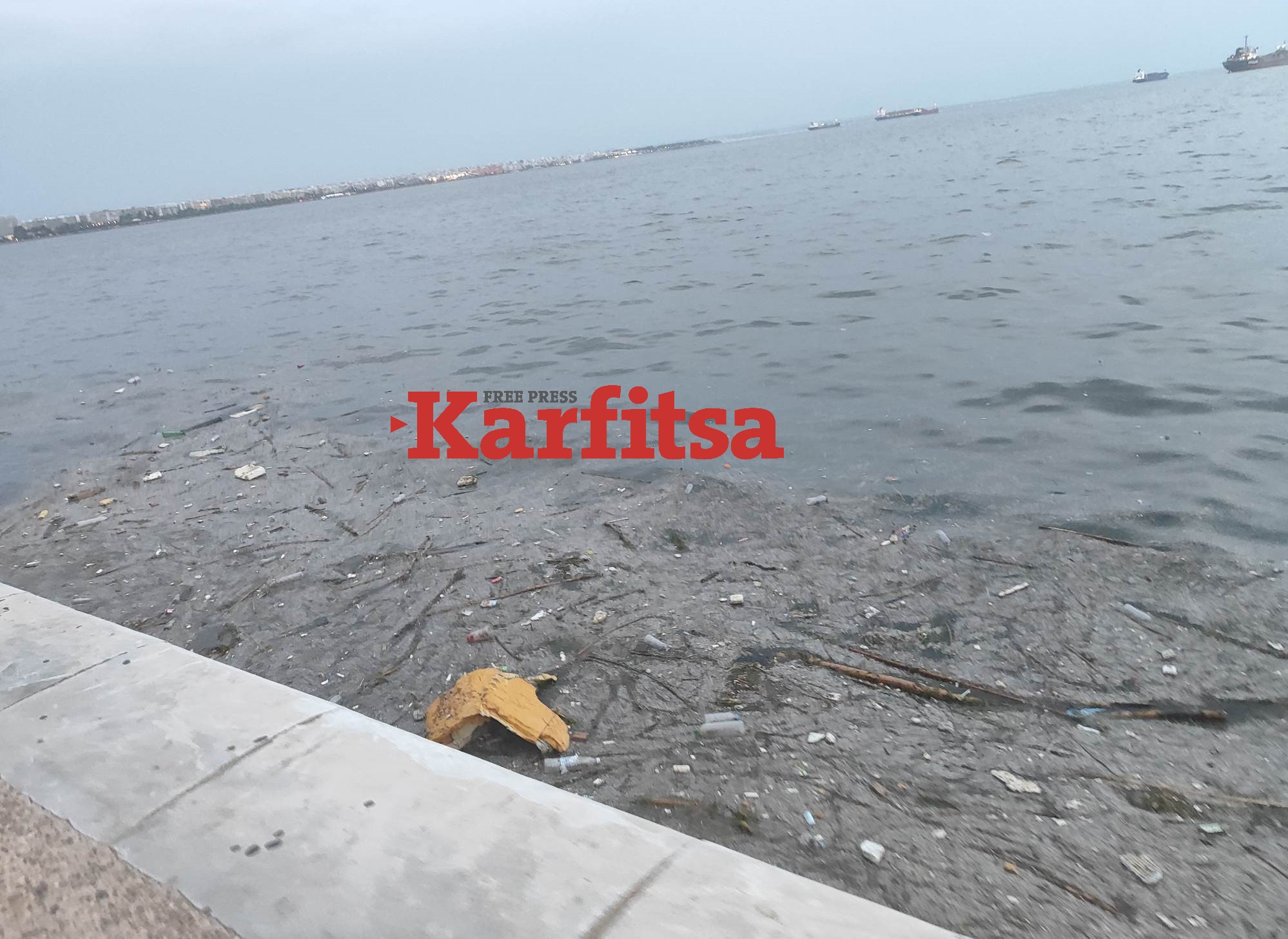 Θεσσαλονίκη: Σκουπιδότοπος για ακόμη μια φορά ο Θερμαϊκός (ΦΩΤΟ)