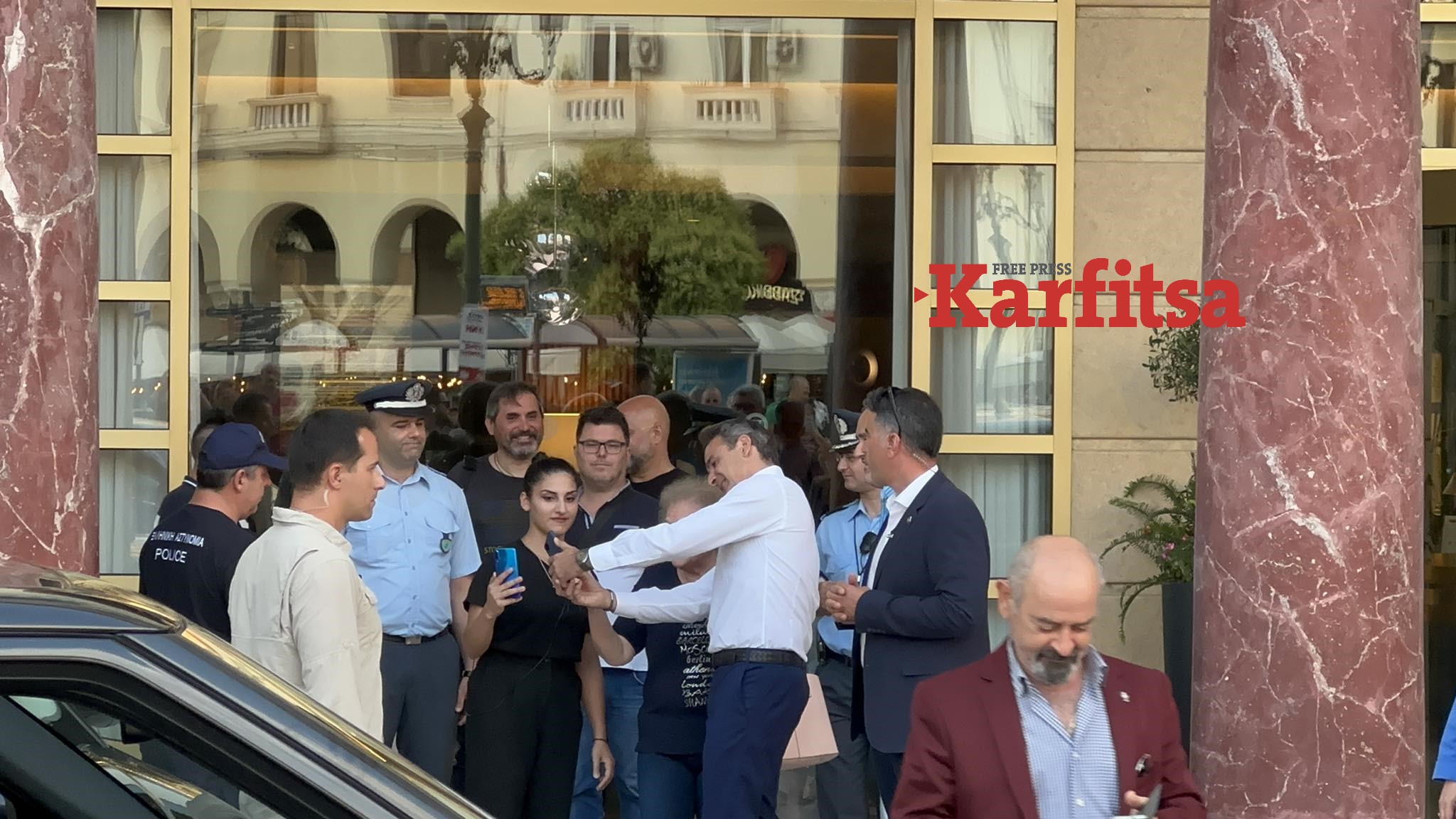 Κ. Μητοστάκης – Selfie και χαμόγελα πριν την ομιλία του στη Θεσσαλονίκη (ΦΩΤΟ+Video)