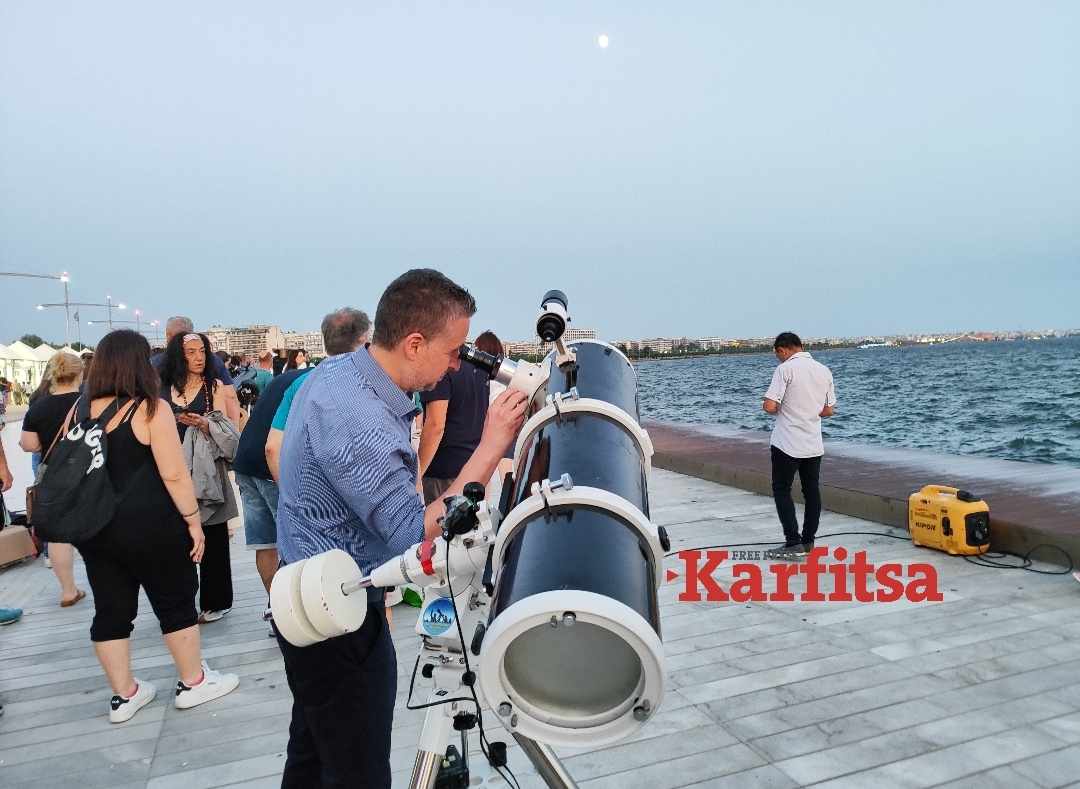 Θεσσαλονίκη: Πολίτες βλέπουν το φεγγάρι και τον Άρη με ένα τεράστιο τηλεσκόπιο (ΦΩΤΟ)