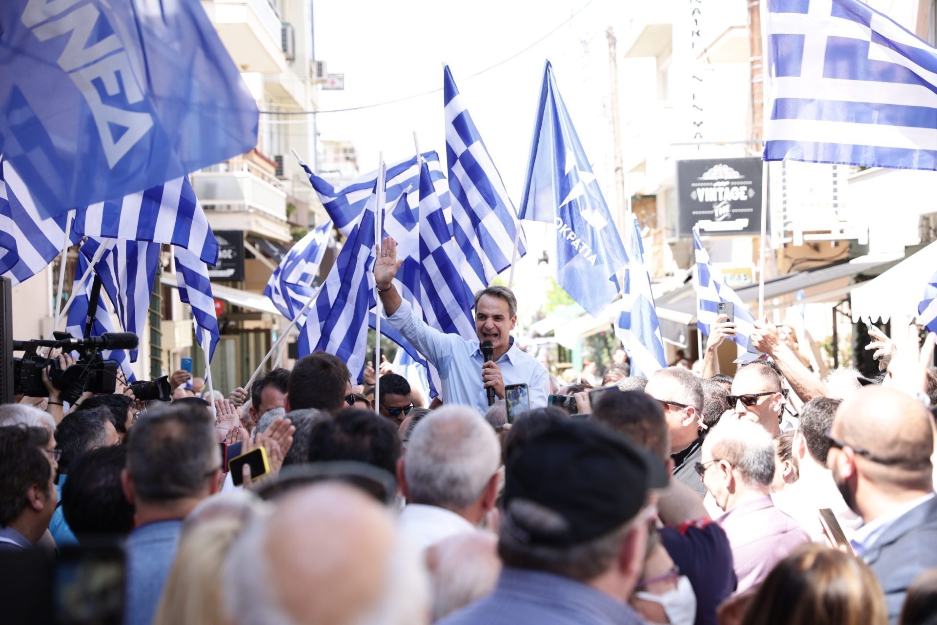 Θερμή υποδοχή και μήνυμα κινητοποίησης Κ. Μητσοτάκη στη Νέα Ιωνία (ΦΩΤΟ)