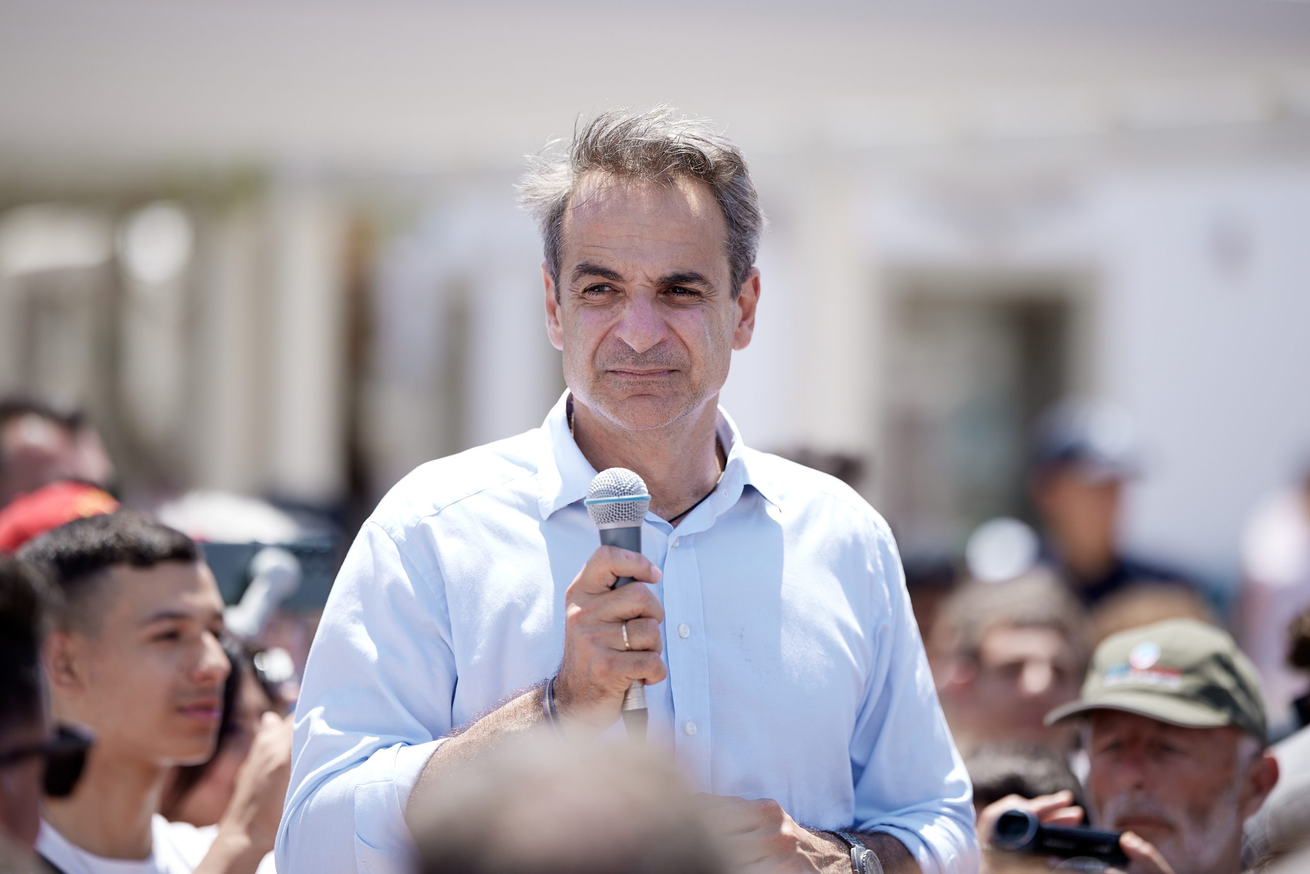 «Άλλο να είσαι μέσα σε σπίτι κι άλλο στο λιμάνι εκτεθειμένος» – Ο Κυριάκος Μητσοτάκης συζητά με έναν άστεγο (Video)