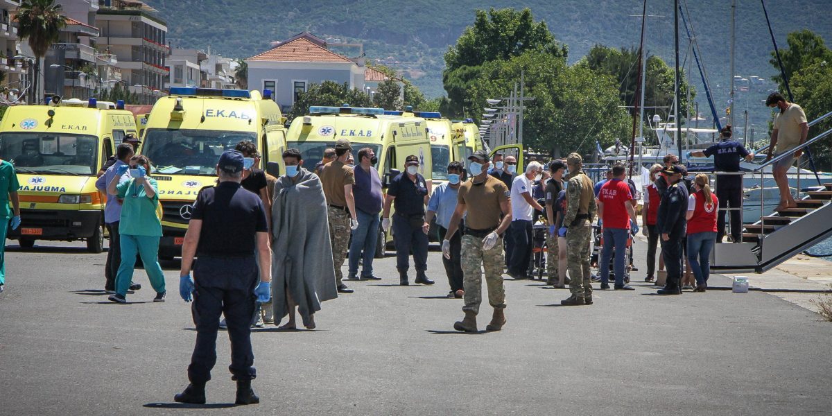 ΝΑΥΑΓΙΟ ΜΕ ΔΕΚΑΔΕΣ ΝΕΚΡΟΥΣ ΜΕΤΑΝΑΣΤΕΣ ΑΝΟΙΧΤΑ ΤΗΣ ΠΥΛΟΥ- ΜΕΤΑΦΟΡΑ ΔΙΑΣΩΘΕΝΤΩΝ ΣΤΟ ΛΙΜΑΝΙ ΤΗΣ